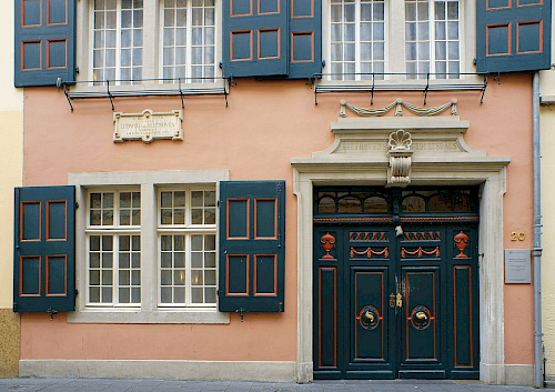 Fassade des Beethoven-Hauses mit schmuckvoll bemalte Fensterläden und Eingangstür