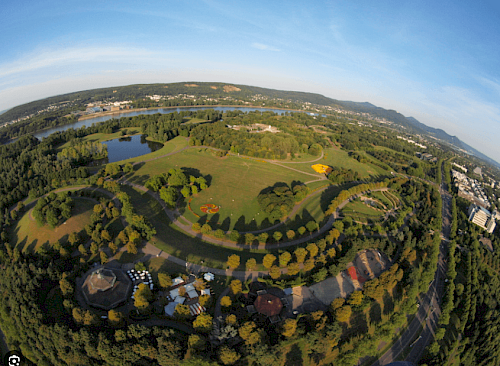 Die Rheinaue aus der Vogelperspektive aufgenommen mit einem Fischauge
