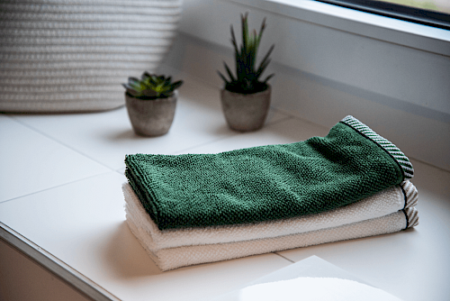 Handtücher auf einer Ablagefläche in einem Thermalbad