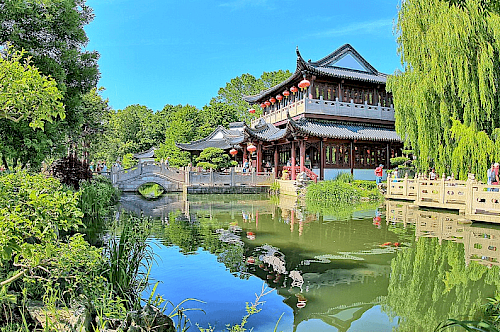 Aussicht auf den Luisenpark mit japanischen Spitzdach-Häuschen