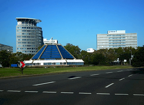 Verglaste Fassade des Planetariums in Mannheim