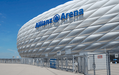 Frontseite der Allianz Arena mit blauem Schriftzug