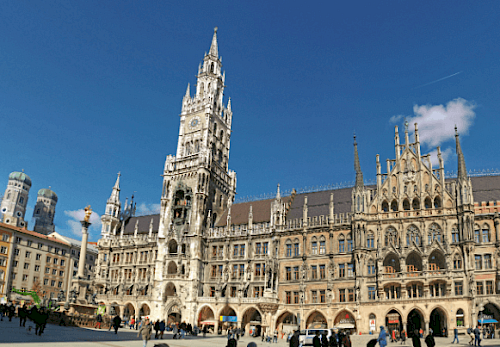 Marienplatz mit Rathaus München und Frauenkirche