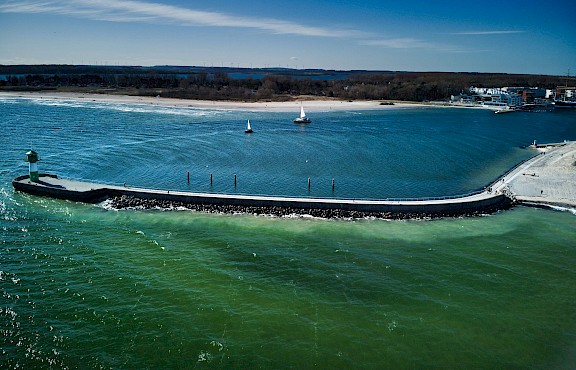 Bucht in Lübeck mit Segelbooten und Strand im Hintergrund
