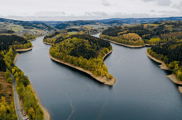 Die Aggertalsperre aus der Vogelperspektive mit der Abzweigungen