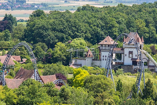 Tripsdrill Freizeitpark aus der Vogelperspektive mit Achterbahnen und angrenzendem Waldgebiet.