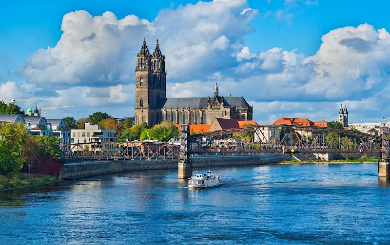 Panoramabild von Magdeburg mit Elbe, Brücke Hausdächern und Dom