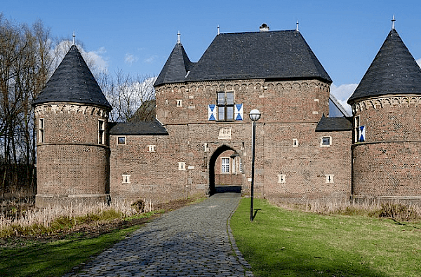 Der westliche Eingang der Burg Vondern mit ihren spitz zulaufenden Türmchen