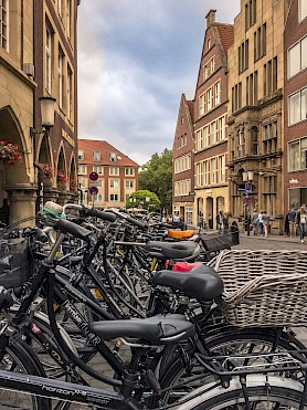 Viele Fahrräder vor Altstadt-Kulisse in Münster