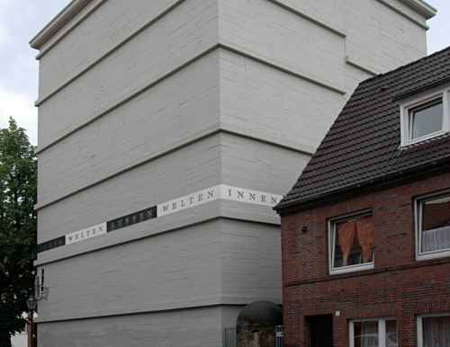 Graues Gebäude des Bunkermuseums in Emden