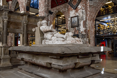 Statur umgeben von Buchregalen in der Johannes a Lasco Bibliothek in Emden