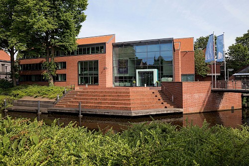 Fassade mit Treppenabsatz zum See der Kunsthalle in Emden